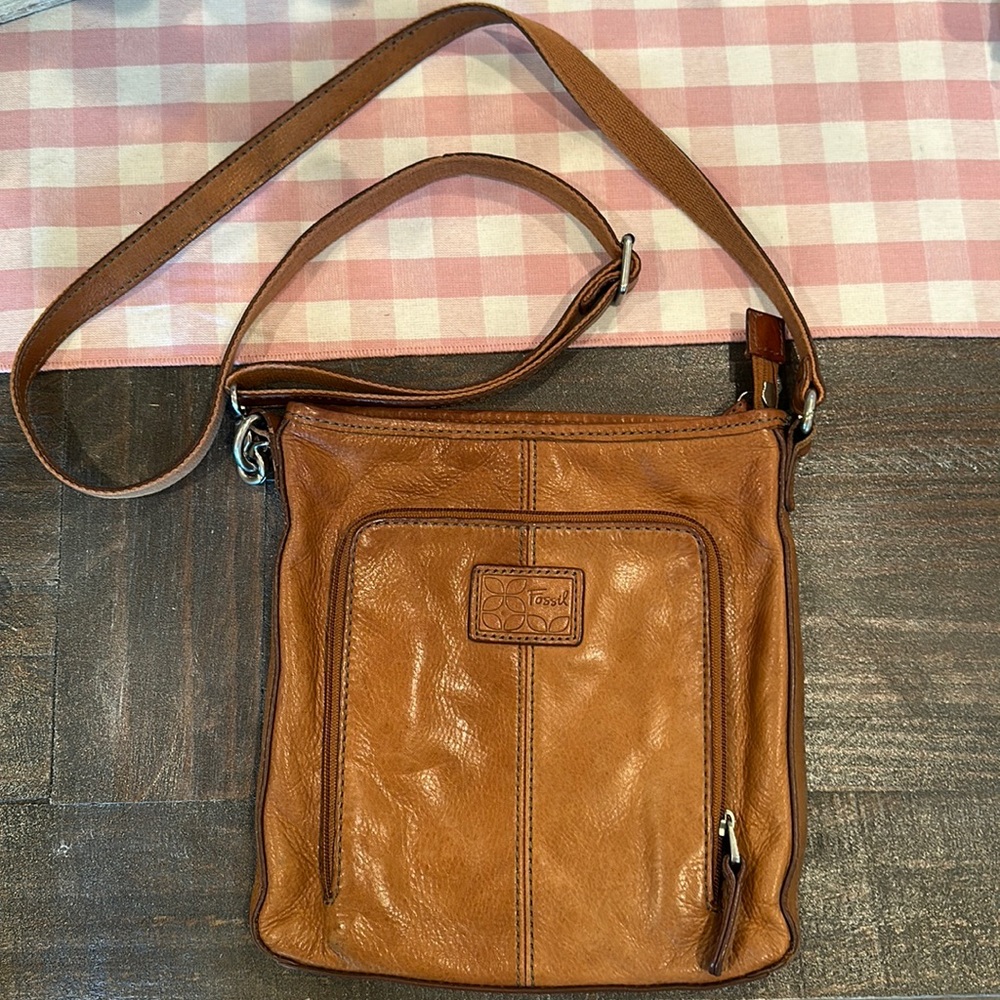 Brown leather fossil crossbody purse. Used in great condition!